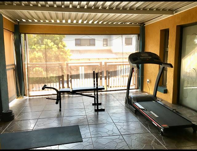5 BEDROOM HOUSE FOR SALE IN SERALA VIEW